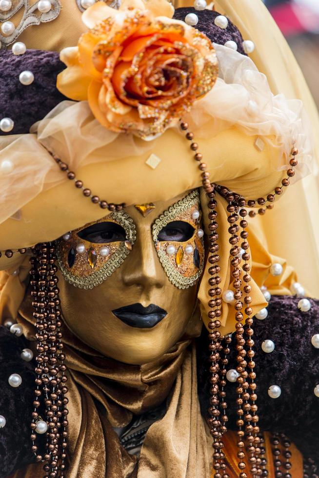 Venecia, Italia, 10 de febrero de 2013 - Personas no identificadas con máscara de carnaval veneciano en Venecia, Italia. en 2013 se celebra del 26 de enero al 12 de febrero. foto