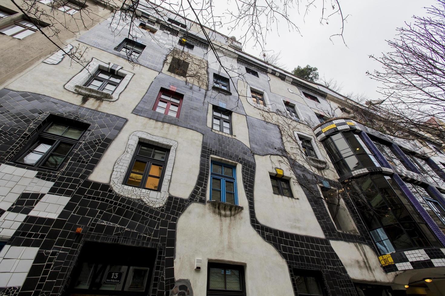 Viena, Austria, 4 de febrero de 2014 - Detalle del Museo Kunsthauswien de Viena. el museo fue diseñado por el artista friedensreich hundertwasser y se completó en 1986. foto