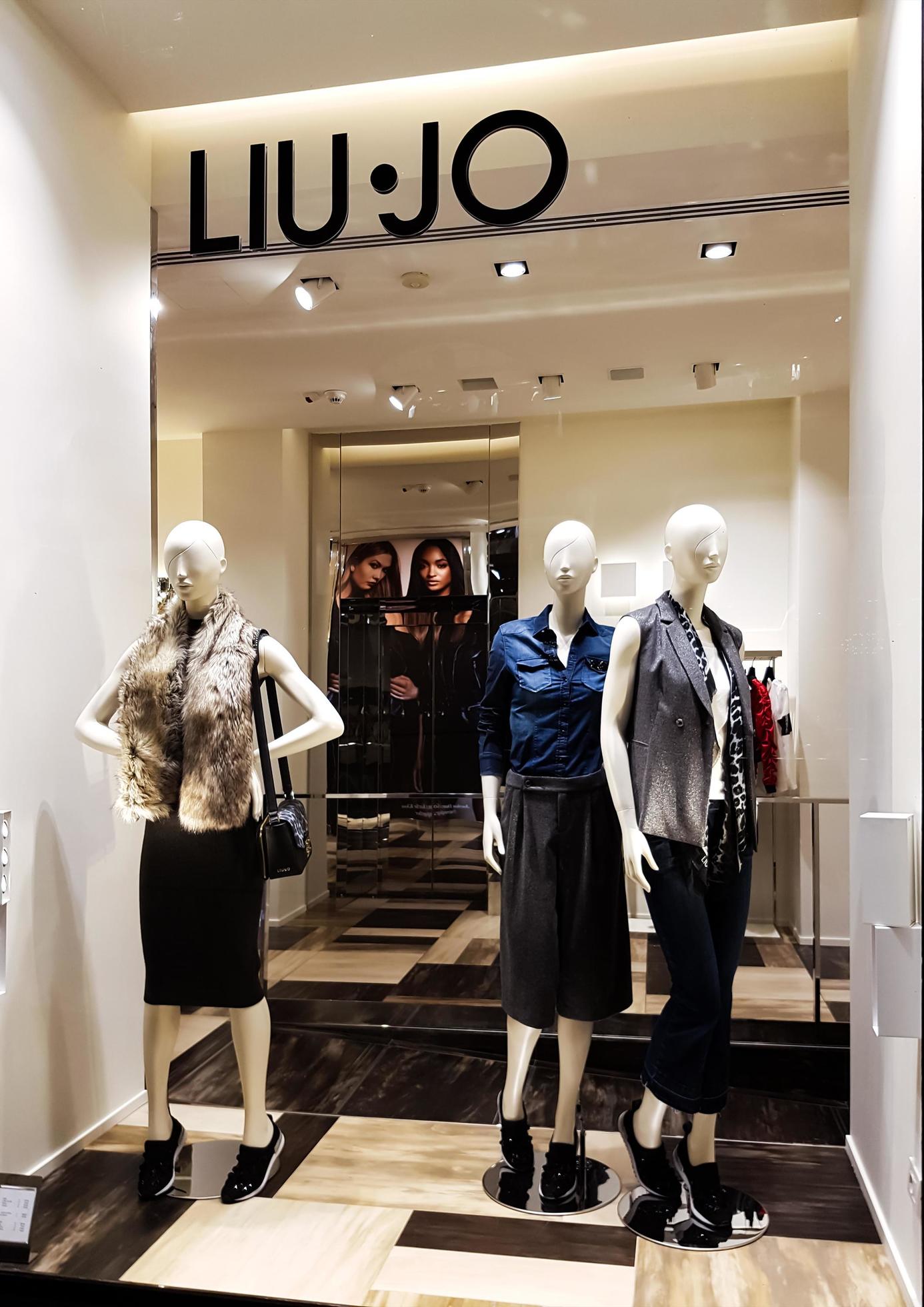 Florencia, Italia, 18 de septiembre de 2016 - Detalle de la tienda liu jo. liu jo es empresa de moda italiana fundada en italia. La empresa tiene 130 boutiques en