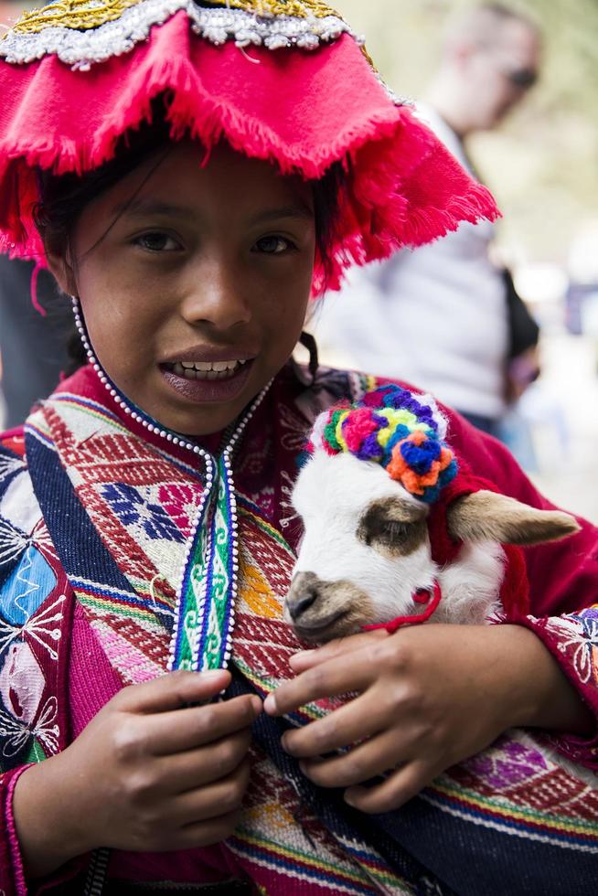 cusco, perú, 31 de diciembre de 2017 - niña no identificada en la calle de cusco, perú. casi el 29 por ciento de la población cusqueña tiene menos de 14 años. foto