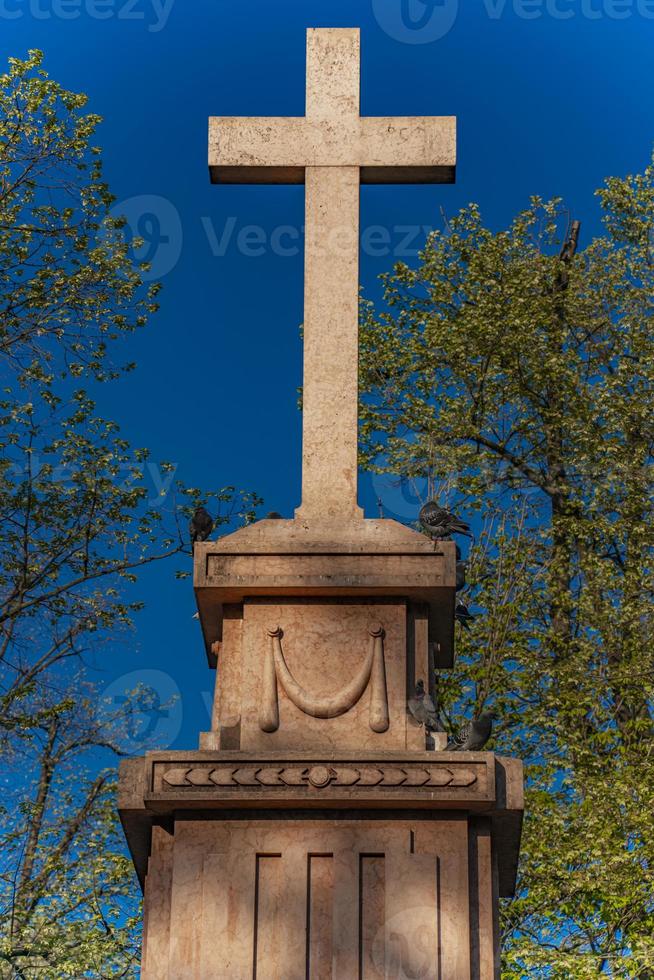 Monumento de la cruz en la plaza del rey Pedro en Pancevo, Serbia foto