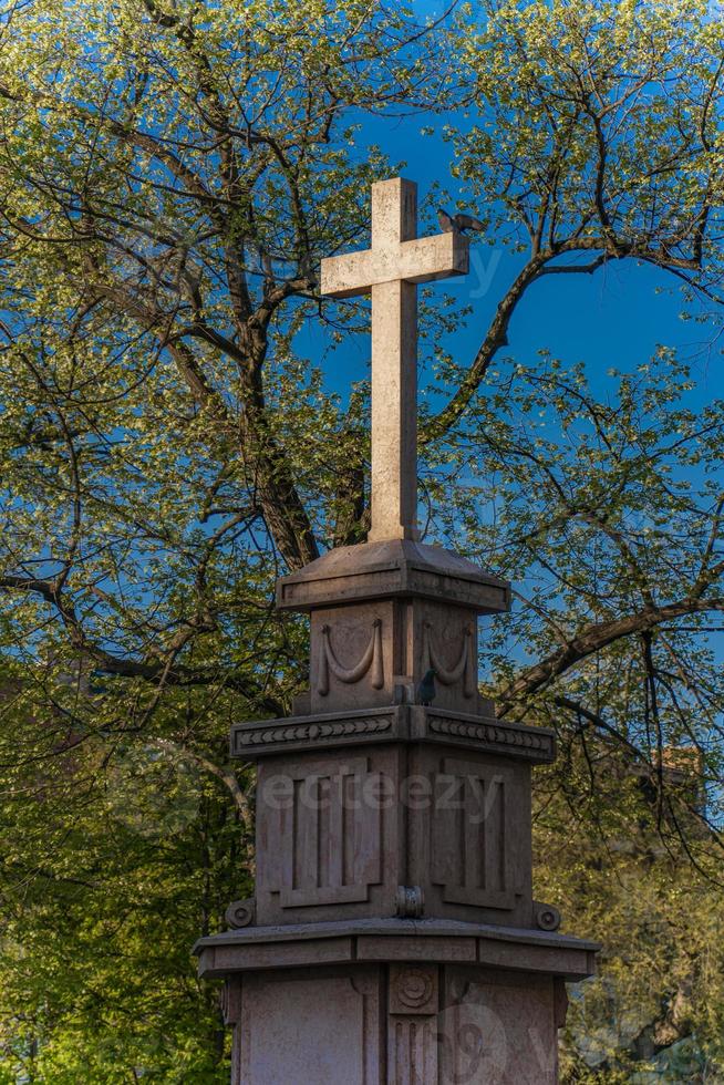 Monumento de la cruz en la plaza del rey Pedro en Pancevo, Serbia foto