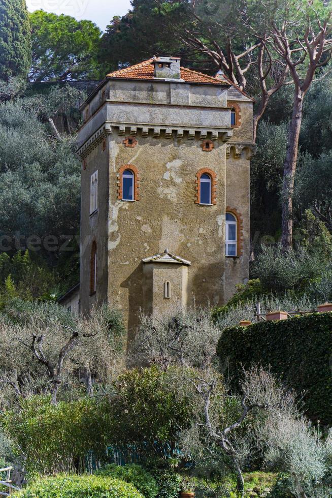 Torre vieja en una colina en Portofino, Italia foto