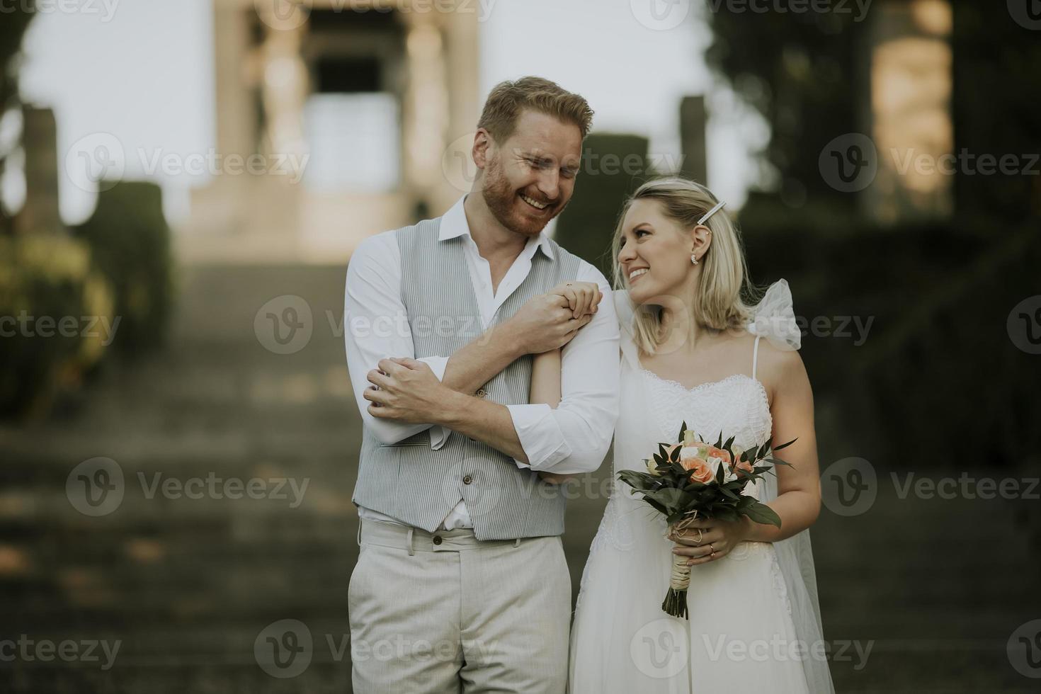 joven pareja de recién casados foto