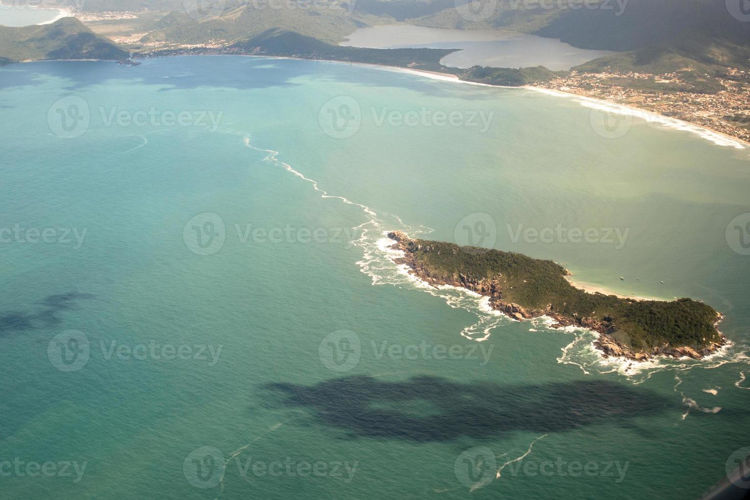 Vista aérea del mar y las rocas en la playa en el estado de Santa Catarina, al sur de Brasil foto