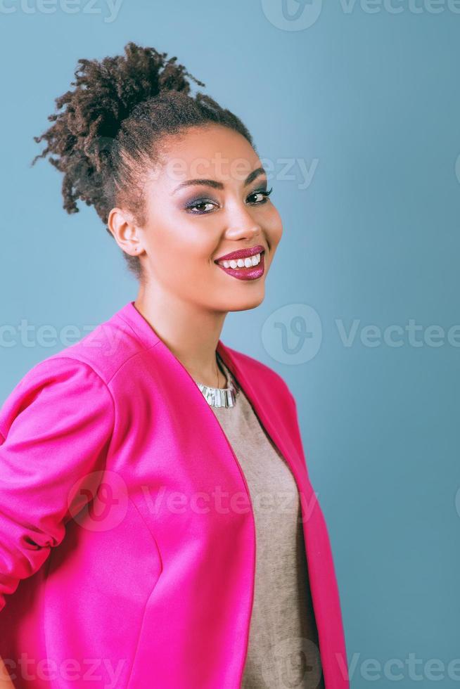 retrato de hermosa mujer joven sonriente en chaqueta rosa. amor, apoyo, unión, cuidado, concepto de diversidad foto