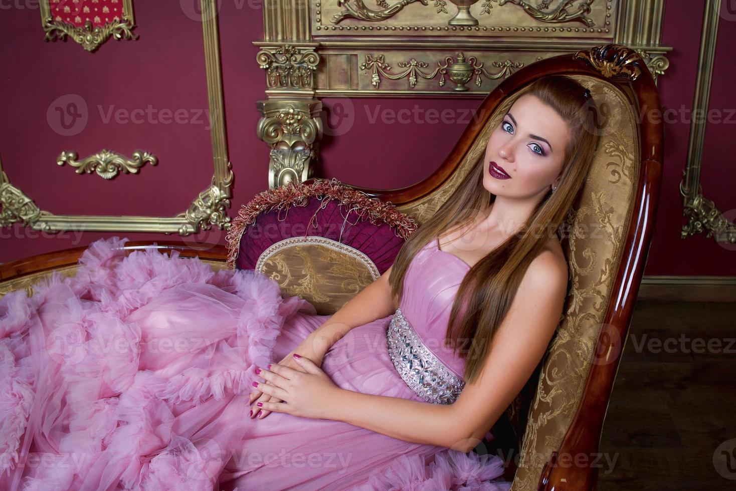 retrato, de, joven, mujer hermosa, en, largo, vestido rosa foto