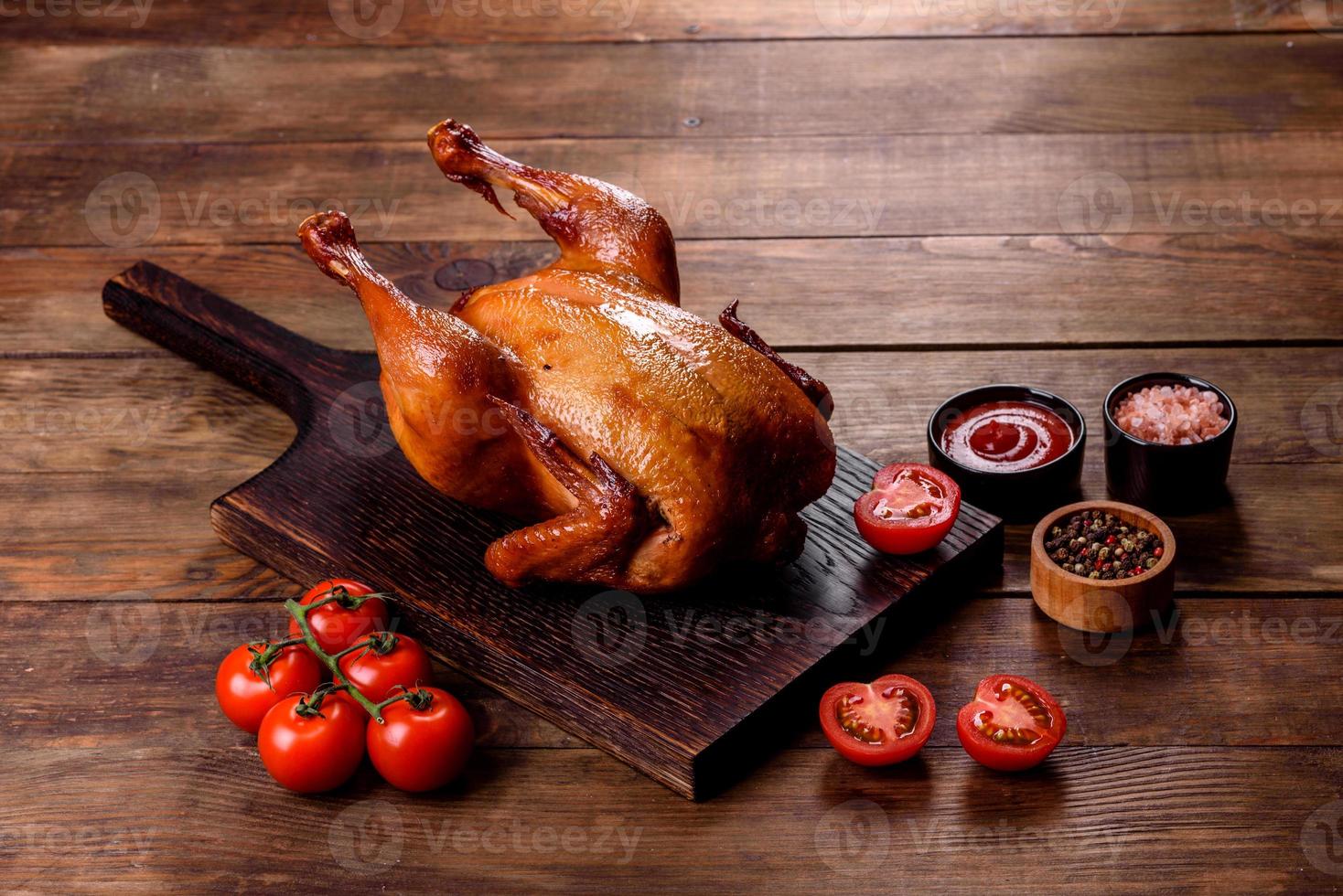 sabroso pavo recién horneado con especias y hierbas para una mesa de vacaciones en familia foto