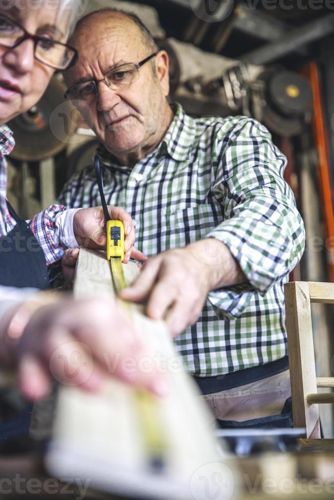 pareja senior en una carpintería foto