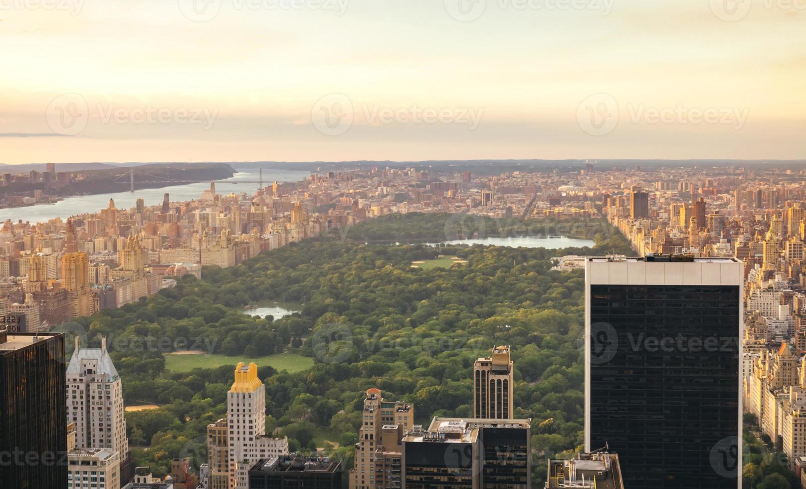 Central Park en Manhattan con rascacielos en primer plano foto