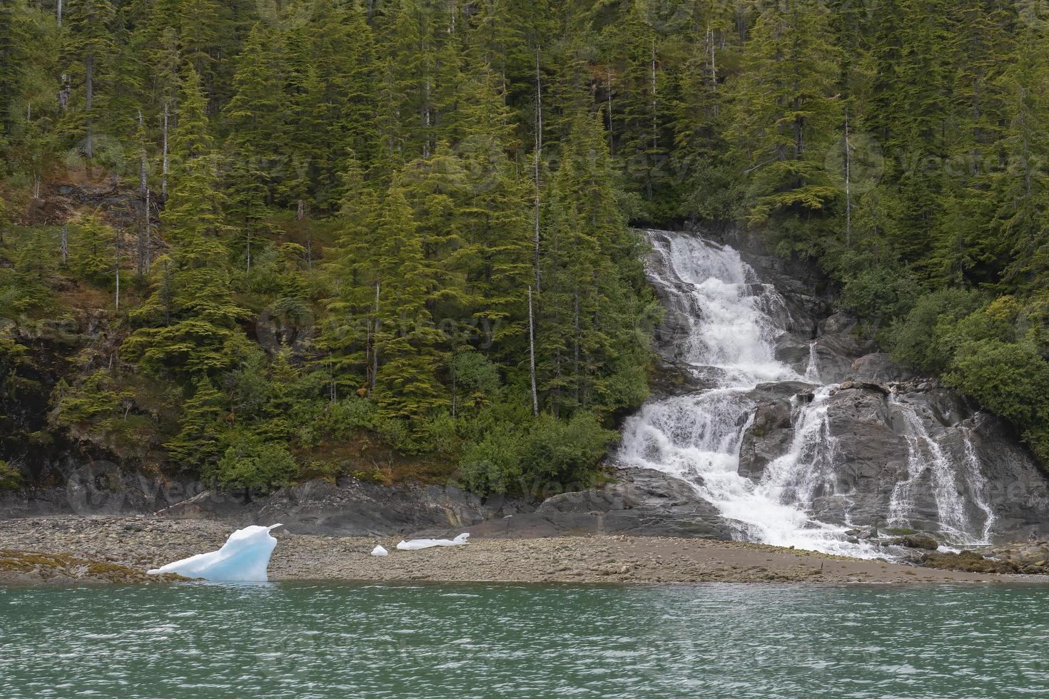 Cascada a lo largo del brazo endicott, sureste de Alaska foto