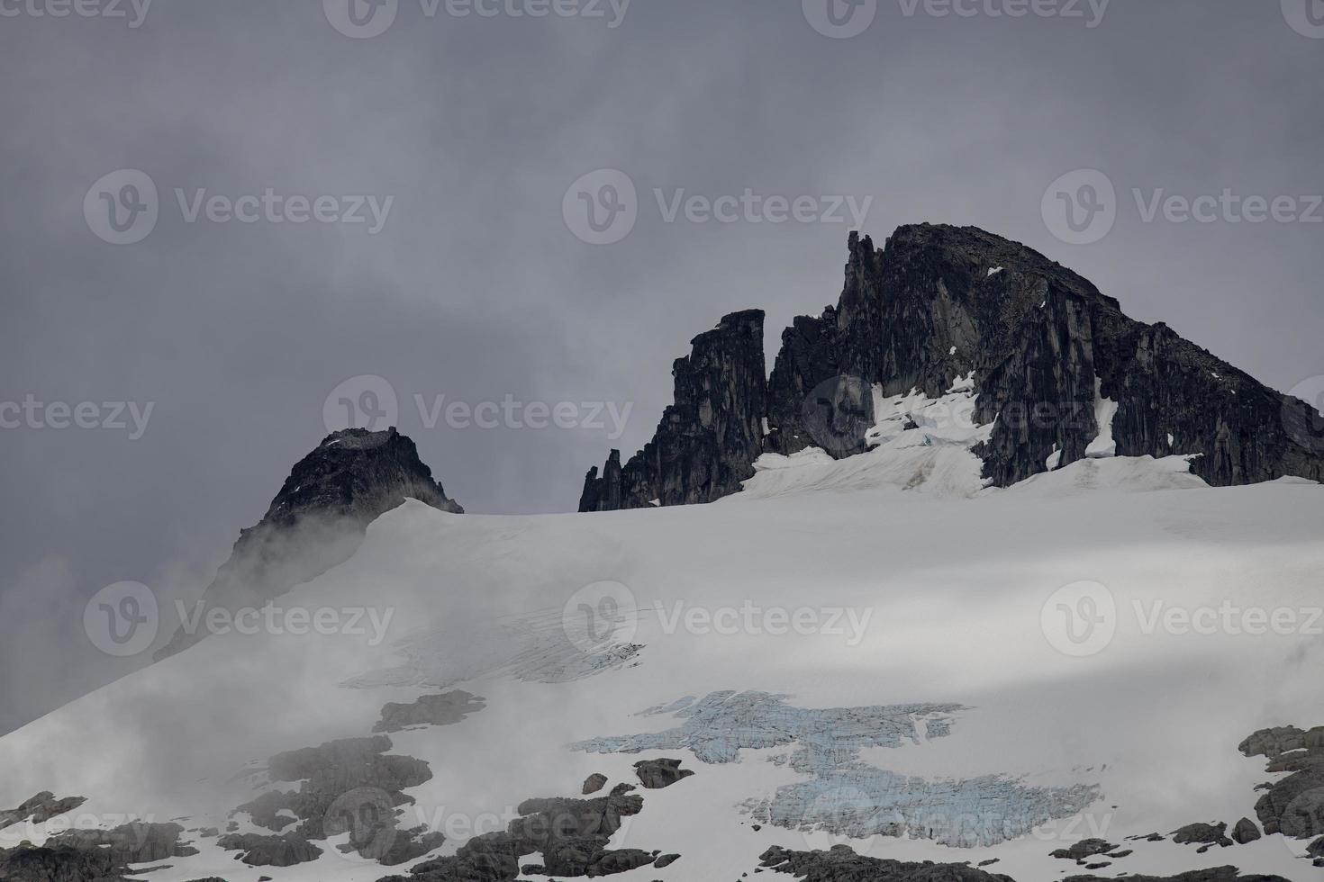 montaña escarpada y glaciar colgante, brazo endicott, alaska foto