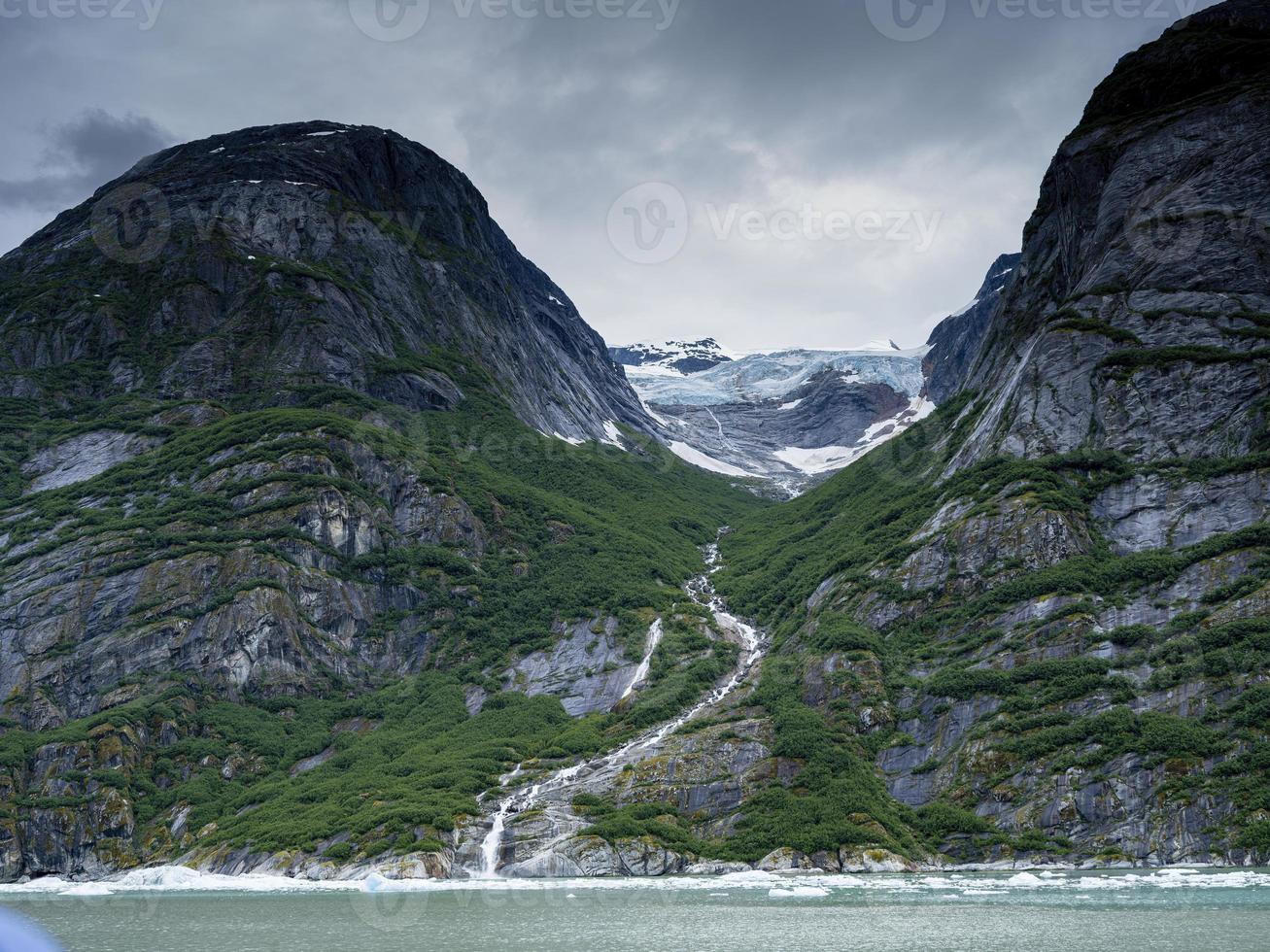 Glaciar colgante y cascada, brazo endicott, alaska foto