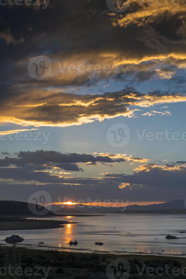 amanecer en la costa norte del lago mono foto