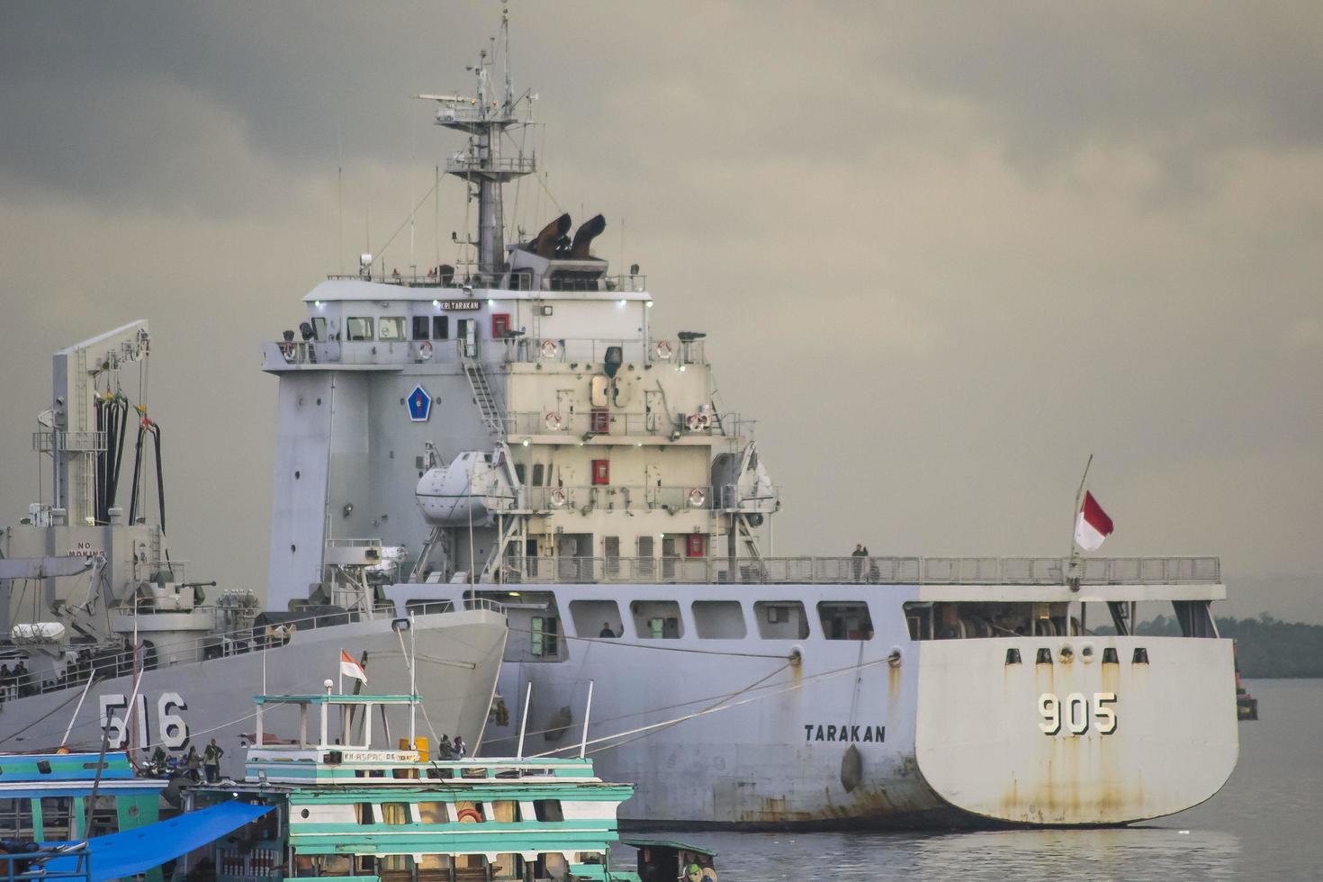 barco militar en el muelle marino foto