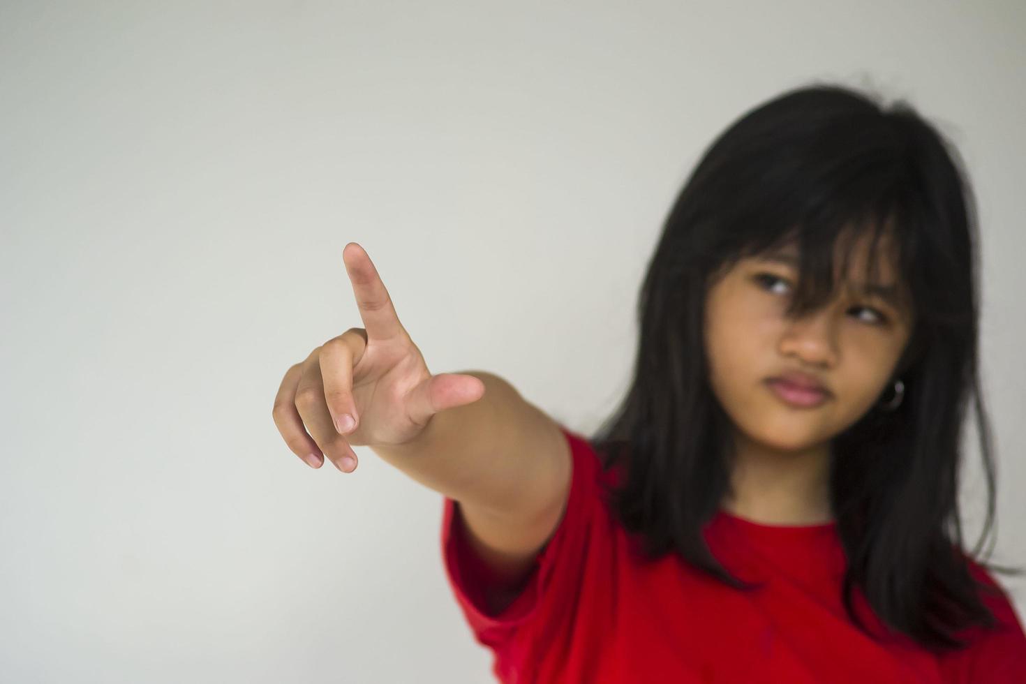 una hermosa joven pinchando con su dedo índice foto