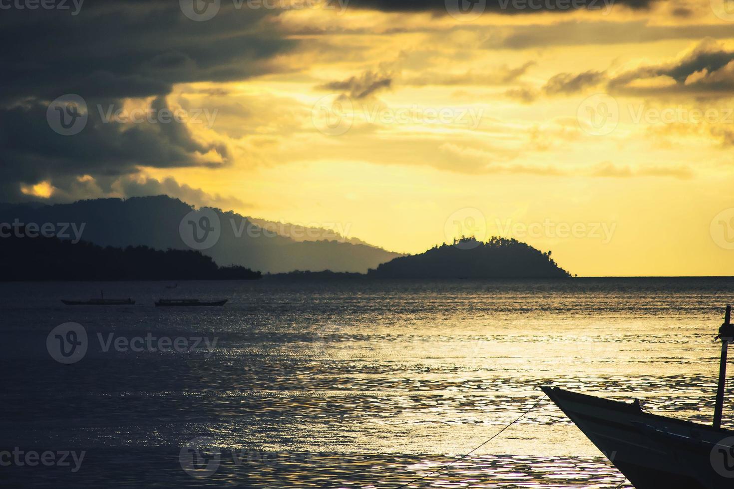 Fondo de puesta de sol con silueta de barcos foto