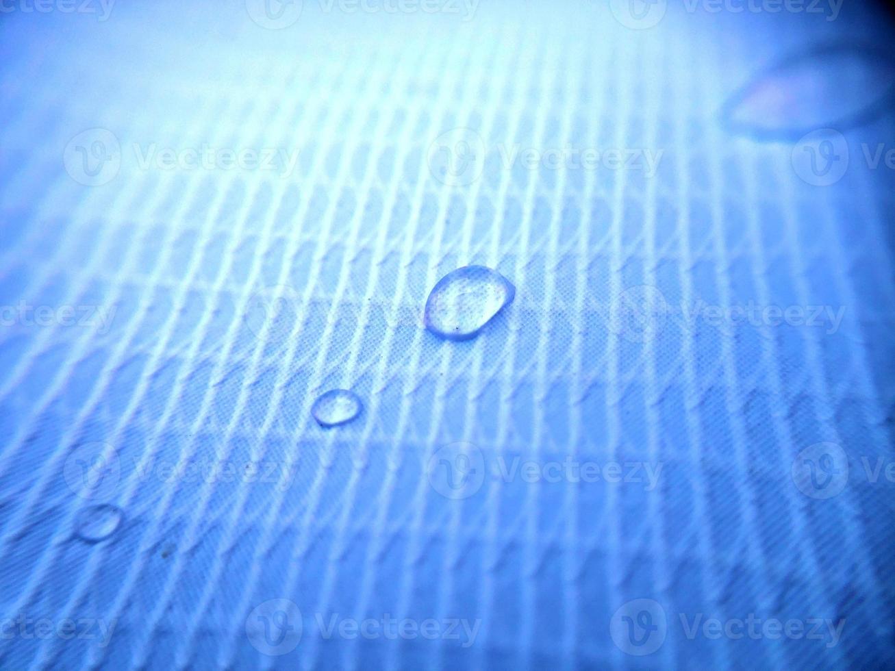 Gota de agua sobre la superficie con textura de tela foto