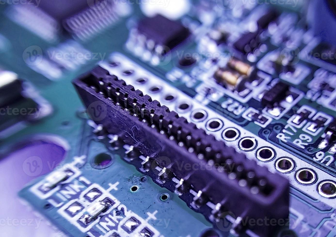 la imagen de primer plano del conector de la tarjeta de PCB de borde. Fotografía macro de componentes electrónicos. foto