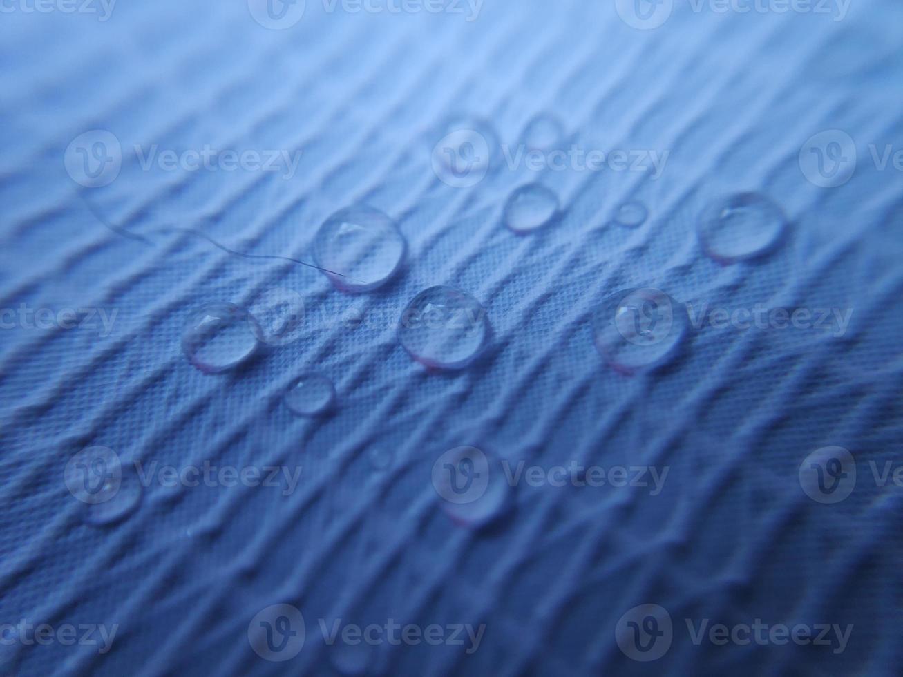 Gota de agua sobre la superficie con textura de tela foto