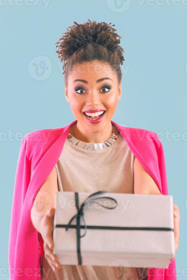 Feliz y alegre mujer afroamericana con caja actual foto