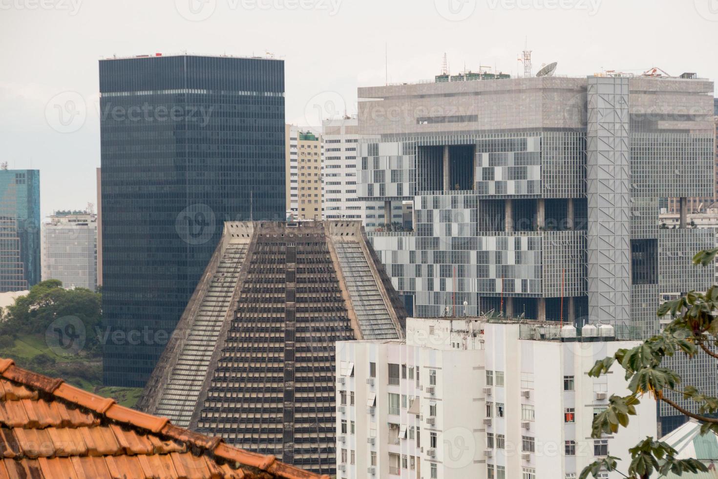 edificios en el centro de río de janeiro vistos desde lo alto del barrio de santa teresa en brasil. foto
