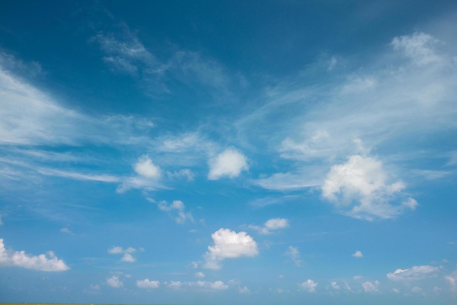 cielo azul nublado foto