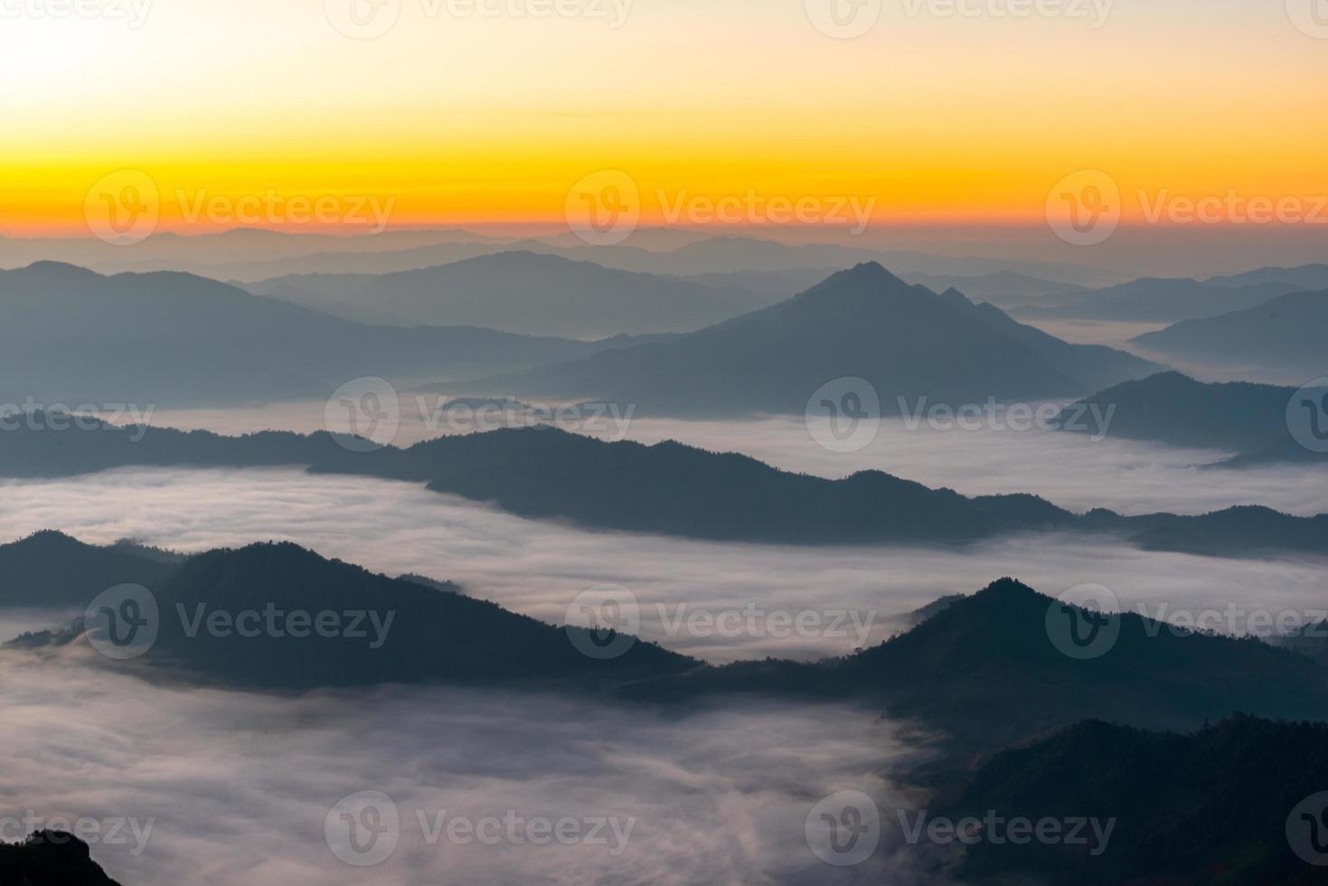 niebla vista a la montaña foto