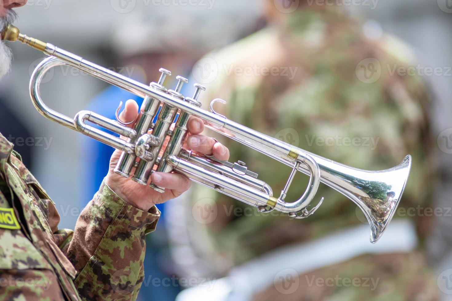 Detalle de una trompeta tocada por un soldado durante un desfile foto