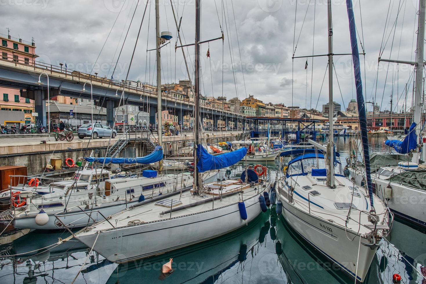 Detalle de Génova en Italia con barcos y autopistas foto