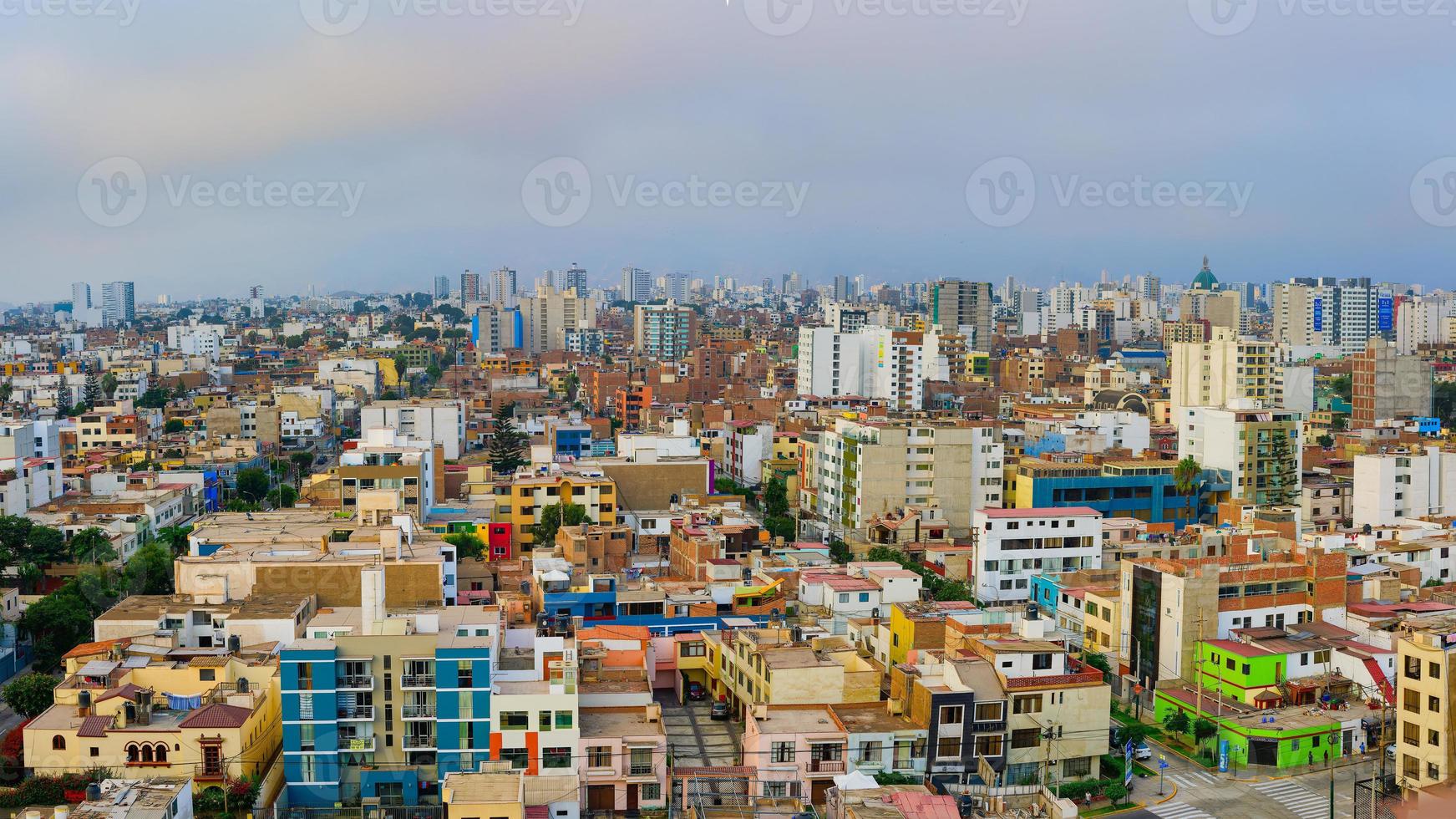 Detalle de los edificios de la ciudad de Lima, capital del Perú en América del Sur foto