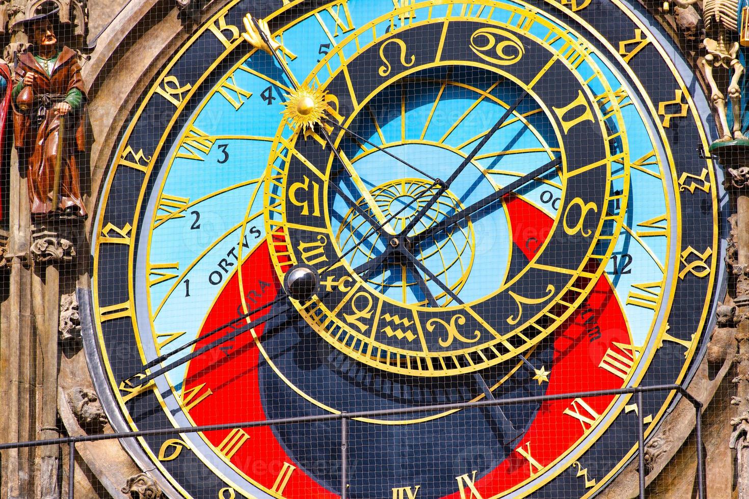 Detalle del reloj astronómico en la plaza vieja de praga foto