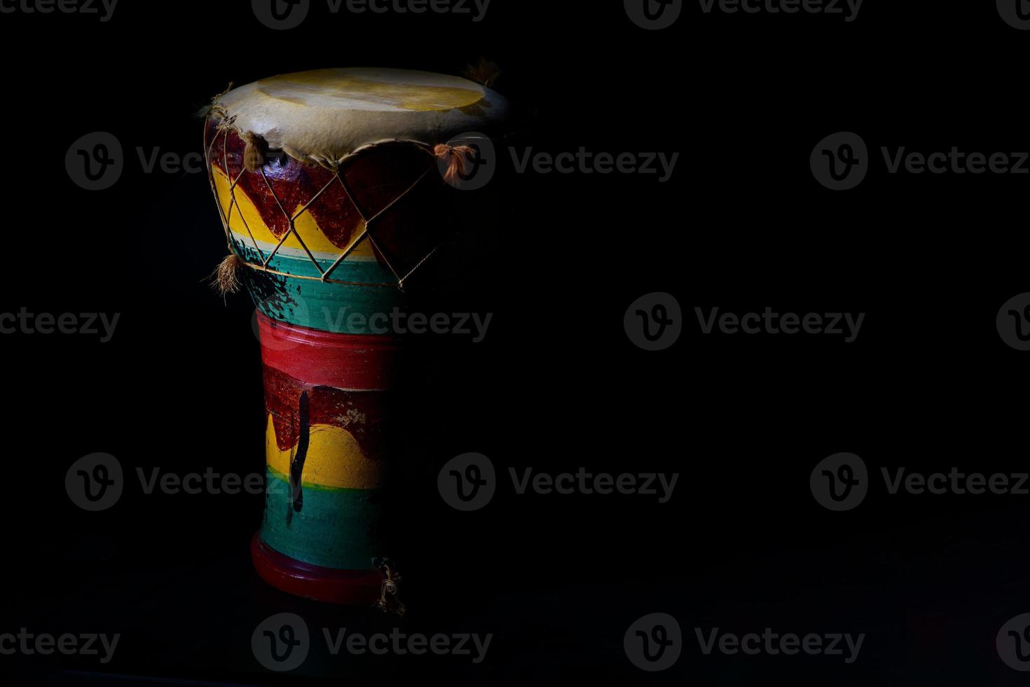 Percusión de mano africana original sobre fondo negro foto