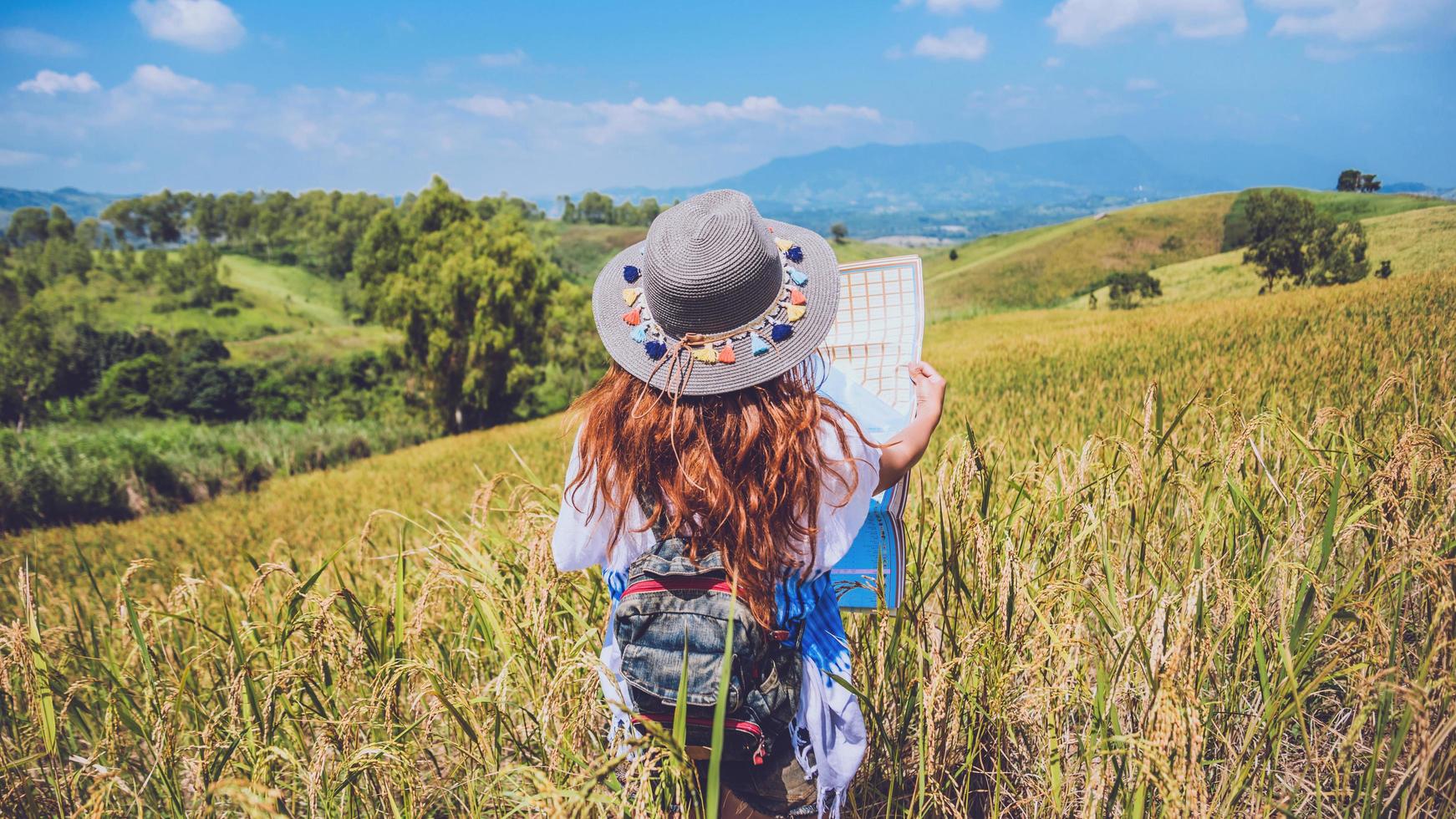 las mujeres asiáticas viajan relajarse en las vacaciones. ampliar el campo de la montaña del mapa de la encuesta. rancho de arroces de cultivo en la colina. tailandia foto