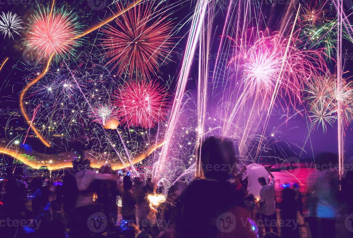 Fuegos artificiales de año nuevo en la playa. foto