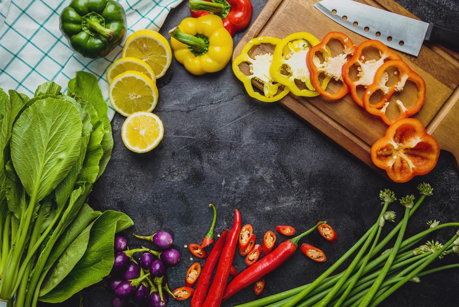 comida sana selección de alimentación limpia. hierbas y especias varios vegetales orgánicos colocados sobre la mesa. materias primas de preparación para cocinar. foto