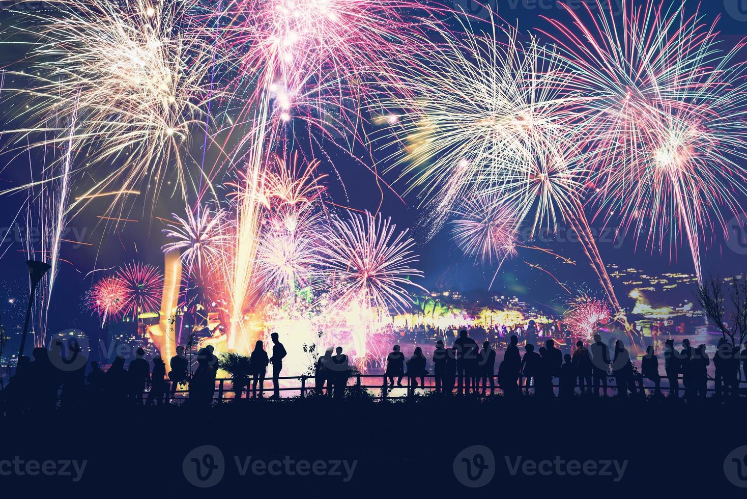 fondo festivo año nuevo con fuegos artificiales. fuegos artificiales de año nuevo. la gente celebra el día de año nuevo foto