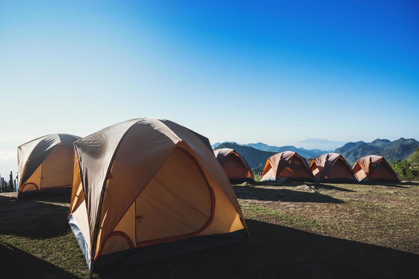 viajar relajarse en las vacaciones. acampar en la montaña. tailandia foto