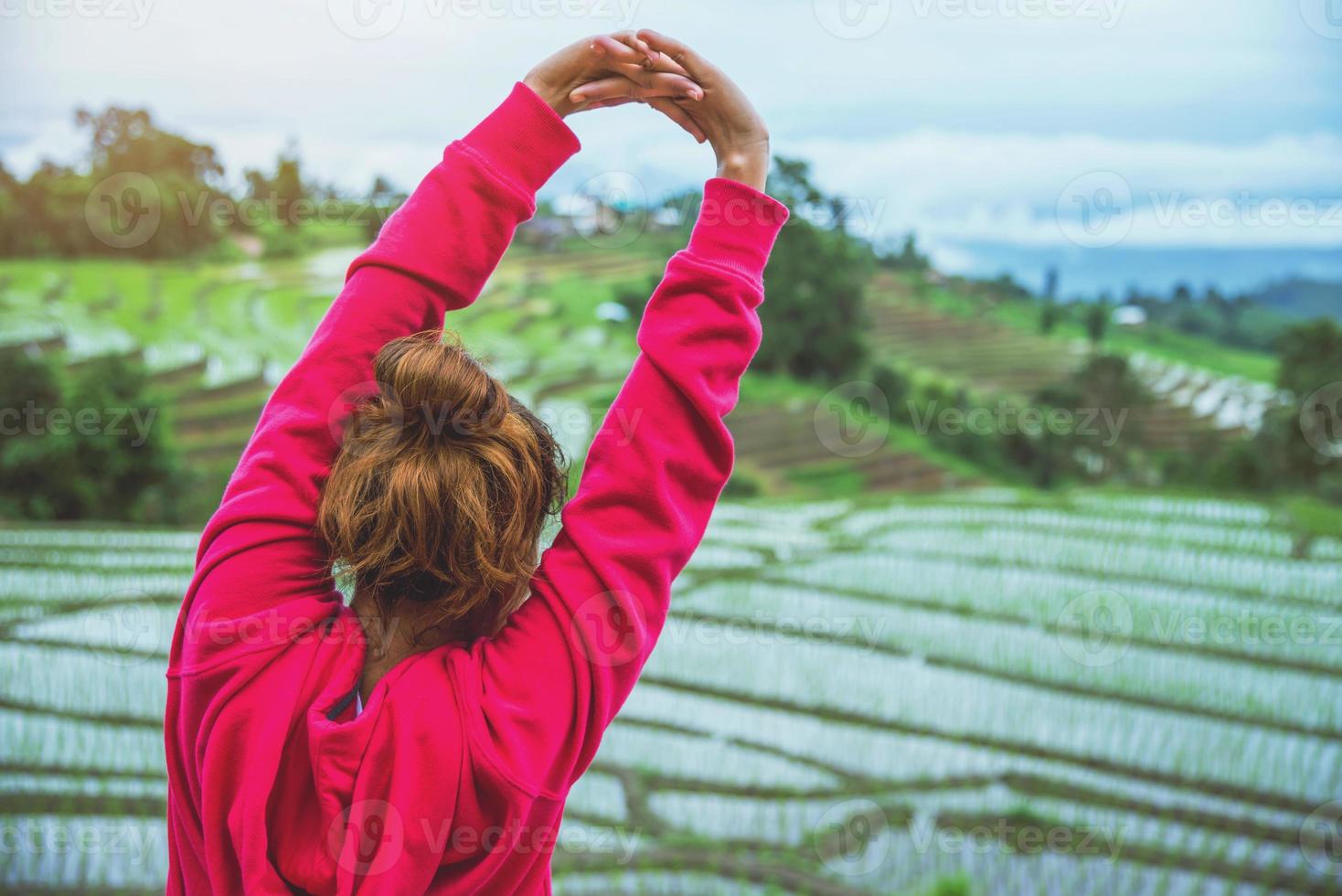 mujer asiática relajarse en las vacaciones. jugar si yoga. En el campo natural del paisaje del balcón.papongpieng en Tailandia foto