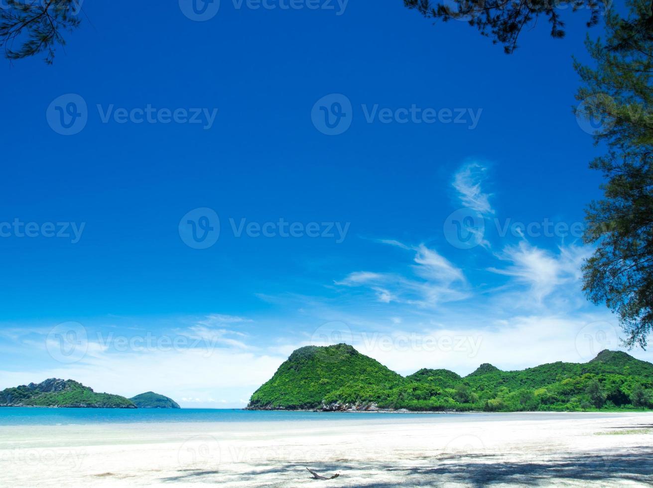 Amplia vista de la playa, el mar y la isla con cielo azul. foto