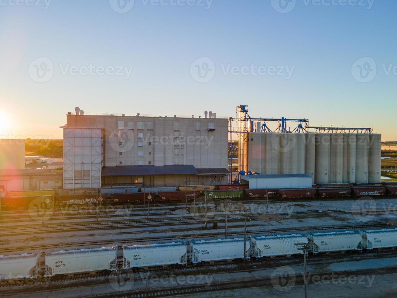 Patio ferroviario tranquilo al atardecer con contenedores de carga esperando foto