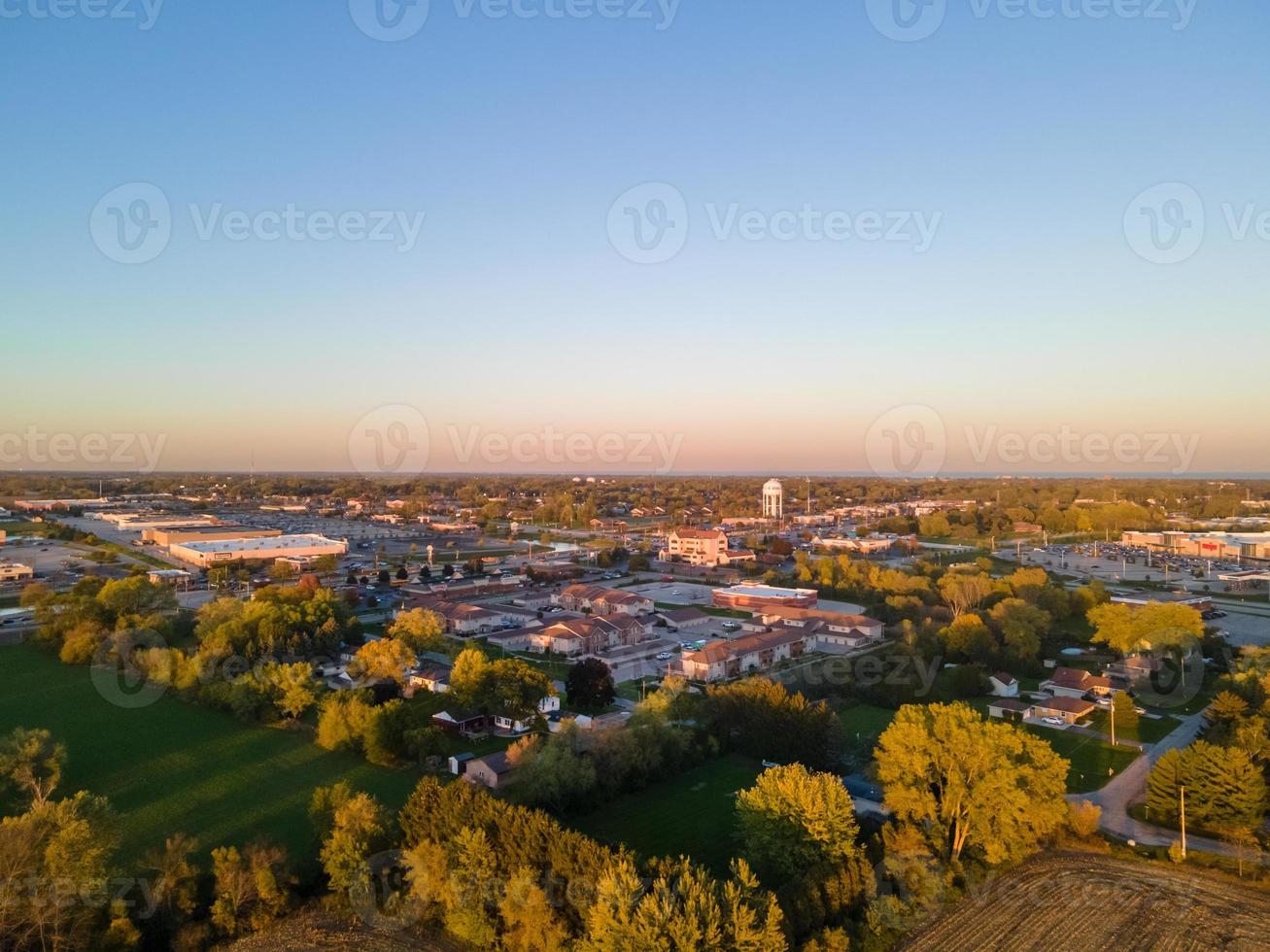 Vista aérea del área urbana en otoño con cielo azul brillante foto