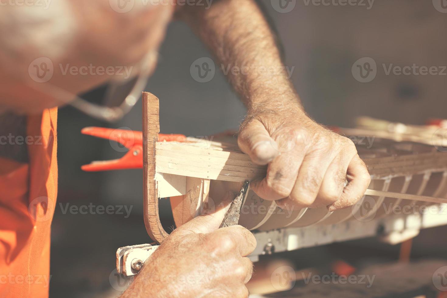 Artesanía artesanal de un modelo de barco de madera. foto
