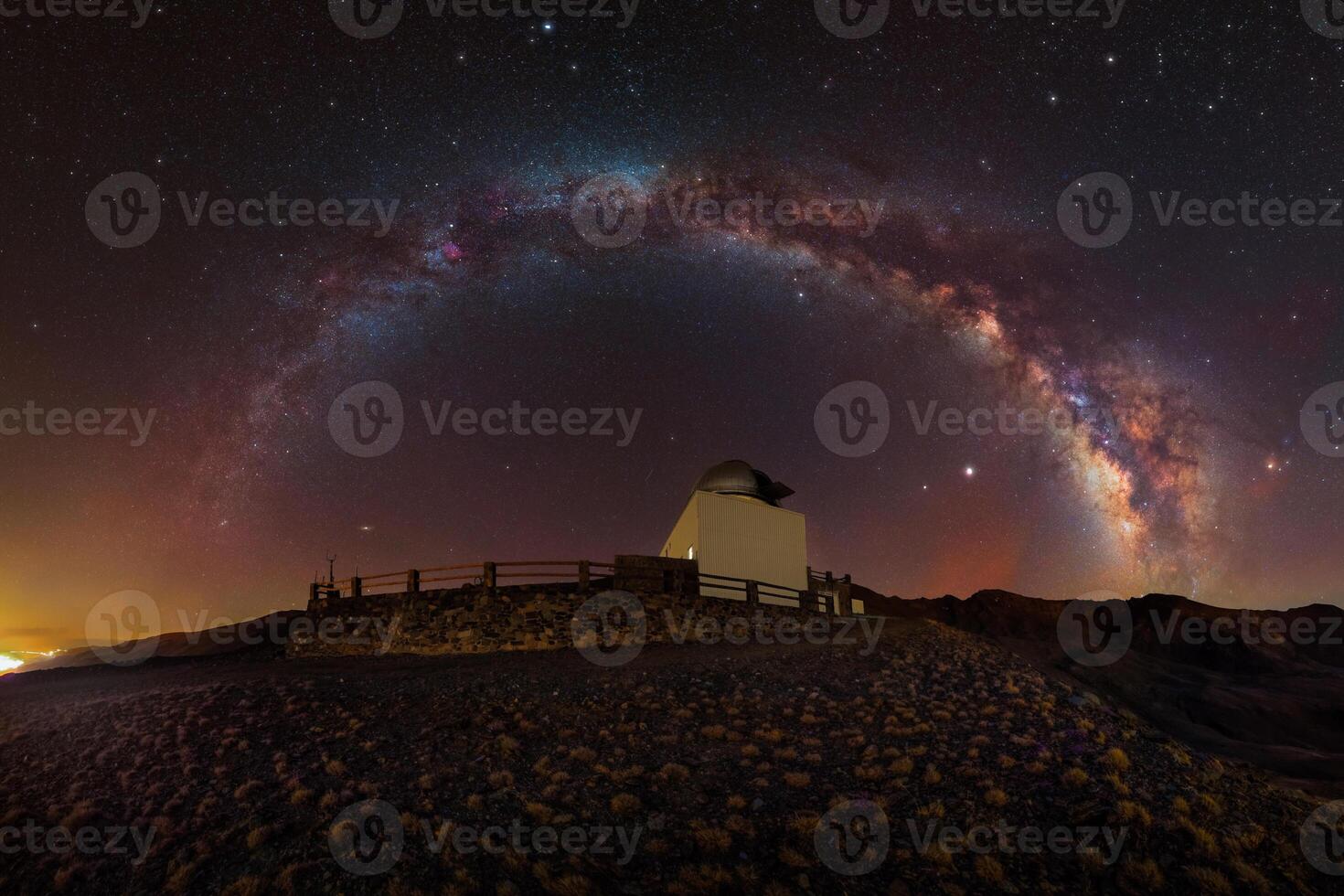 Observatorio astronómico con el centro galáctico detrás. foto