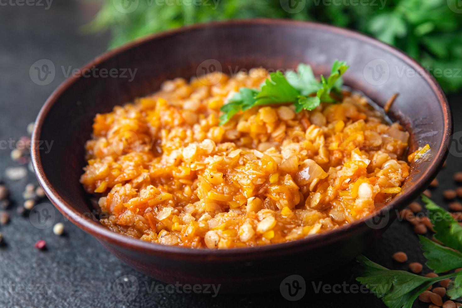 lentejas rojas con verduras legumbres guisadas y especias al curry sopa dal indio foto