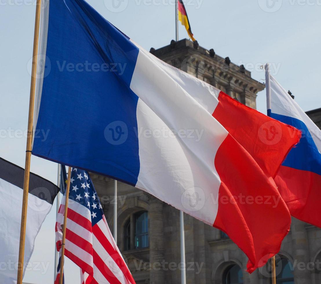 banderas francesas, rusas y americanas foto