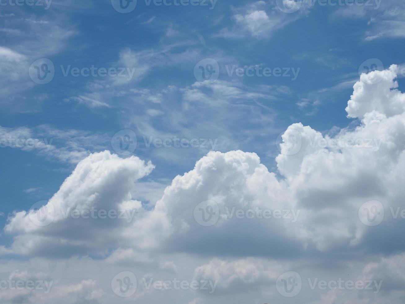 cielo azul con fondo de nubes foto