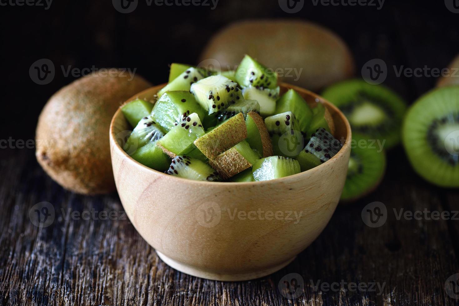 kiwi en cuenco de madera foto