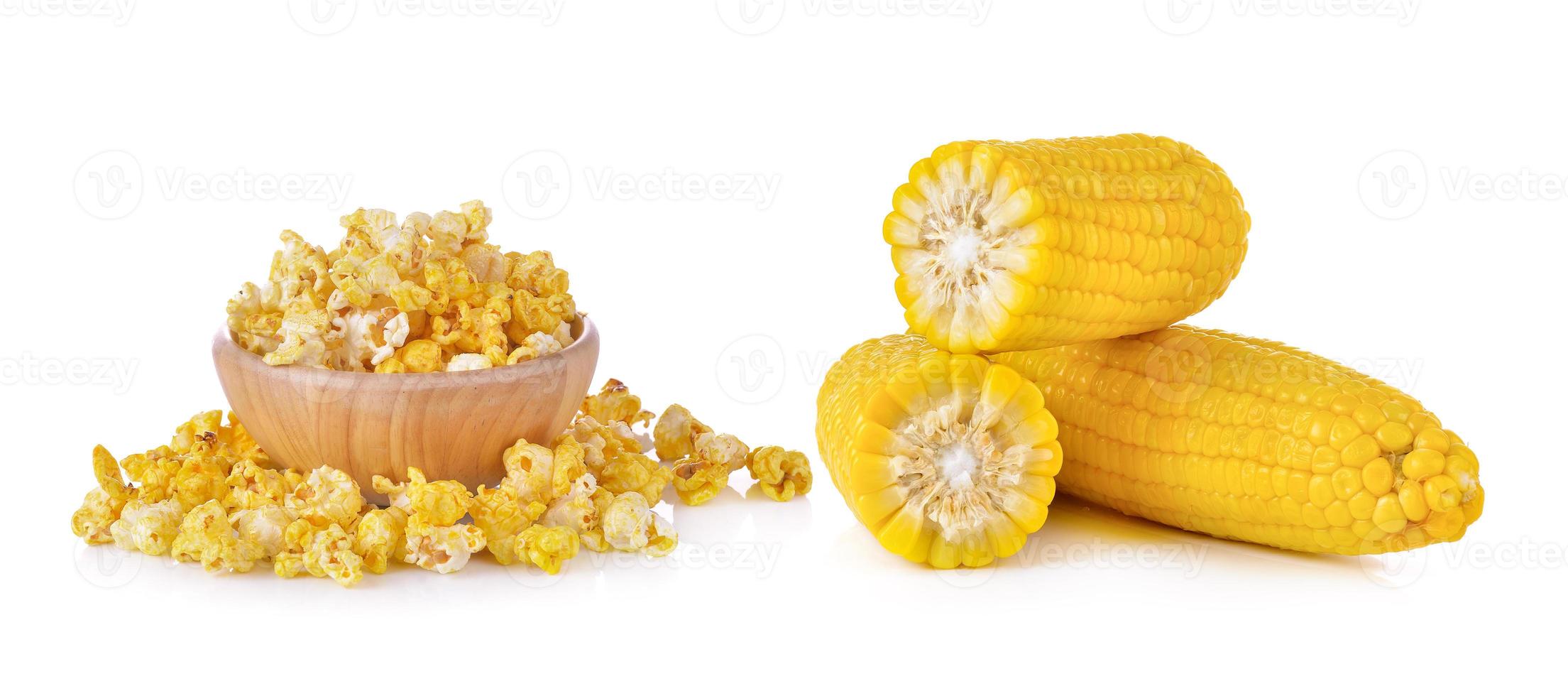 maíz y palomitas de maíz sobre fondo blanco foto