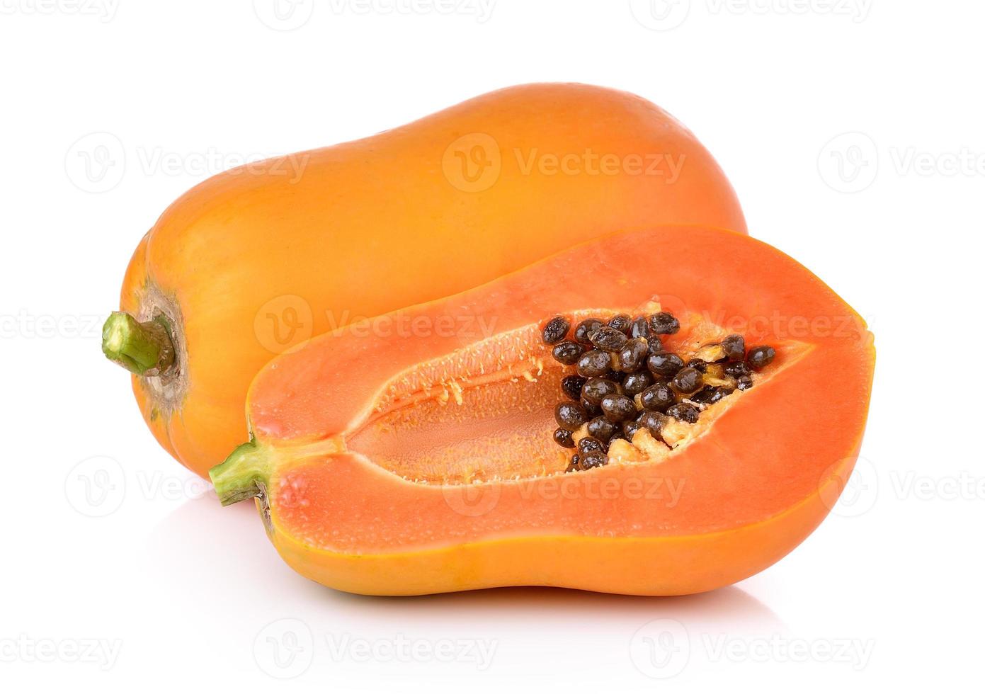 papaya sobre fondo blanco foto